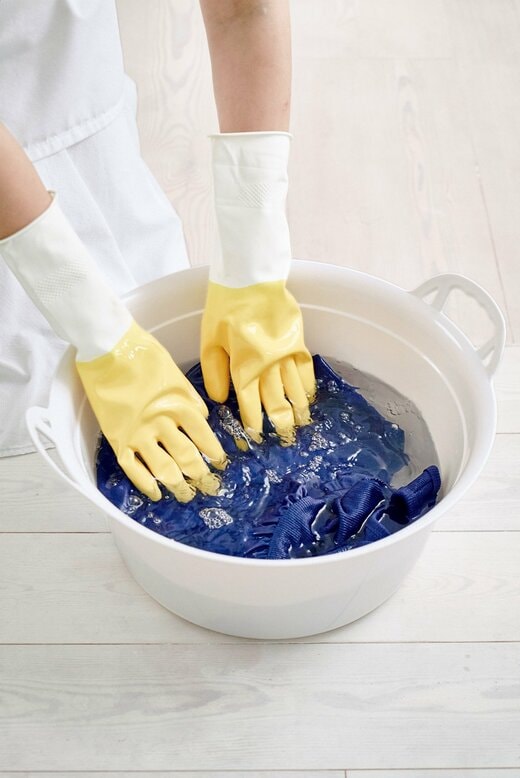 ブルーのワンピースを手洗いしている様子