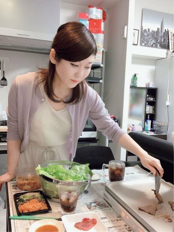 ホットプレートで調理する女性