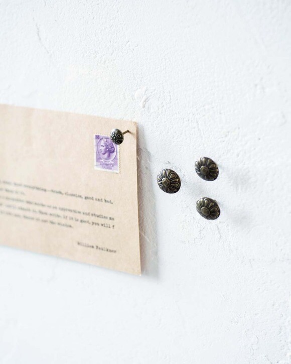 アンティーク風のピンで壁インテリアもワンランクアップ