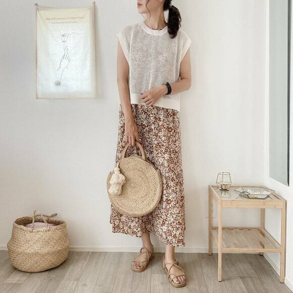 ワンピースとメッシュニットのレイヤードコーデ