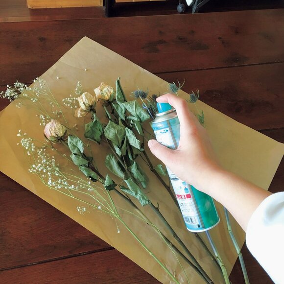 飾る前にヘアスプレーを全体にかけておくと◎。