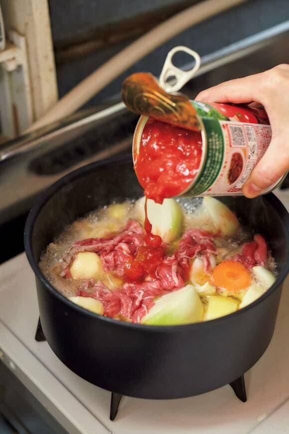 トマト缶を入れて、洋風にアレンジする様子
