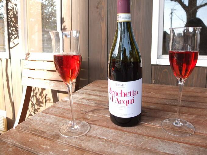 ワインボトルとグラスに入ったワイン