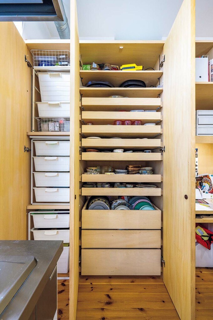 センチ単位でサイズを指定した引き出し式の食器収納