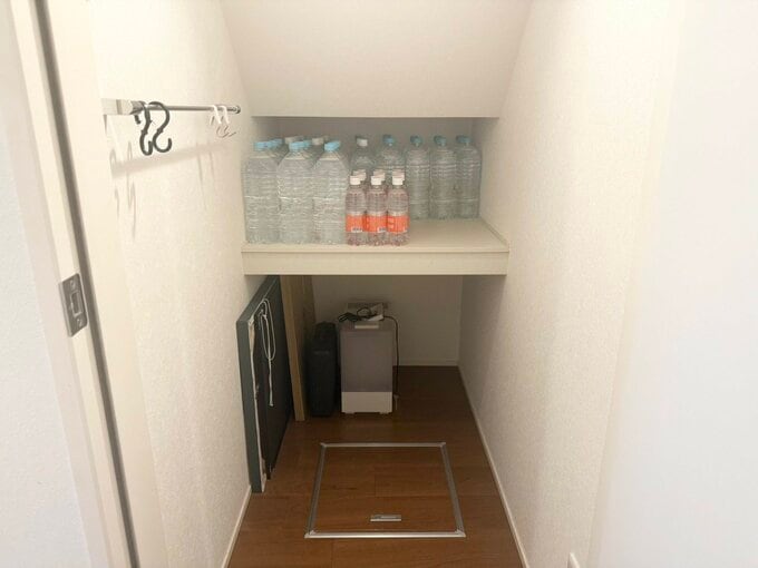 階段下の奥行を活かすには棚の設置がキモに