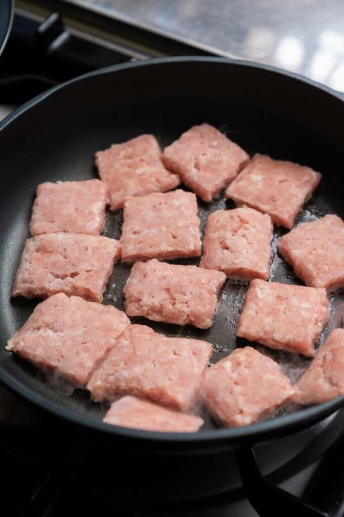 割った肉は、一度にフライパンへ。