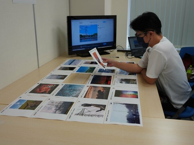 写真を選定する藤村さん