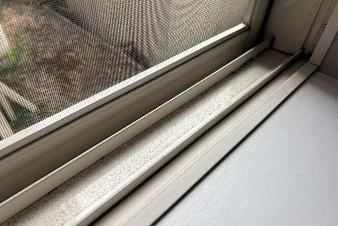 ホコリがたまった窓サッシ