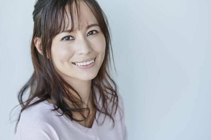 女性が微笑んでいる様子