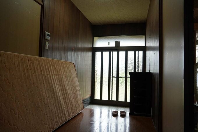 リフォーム前の暗い玄関