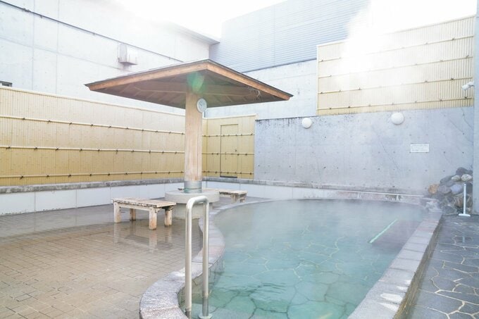 寝湯やジェットバスを備え、和と洋の雰囲気の異なる浴室は男女日替わりになっている