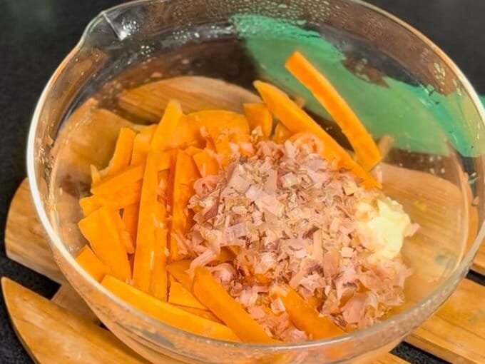 ニンジンのおかかバター和え