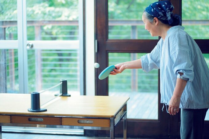 ピンポンをする女性