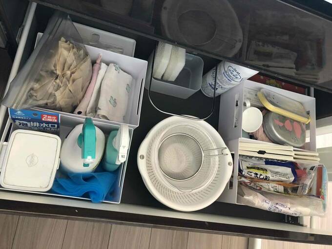 シンク下がケースで仕切られている