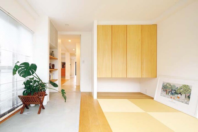 モルタル仕上げの「通り土間」が室内まで続いている和室