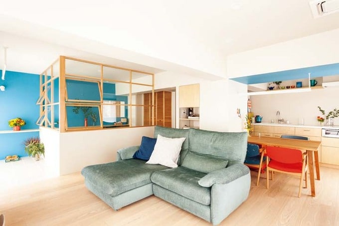 ブルーの壁がアクセントになっているLDK