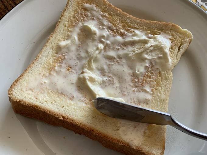 トーストの上のバターアイスをのばす様子
