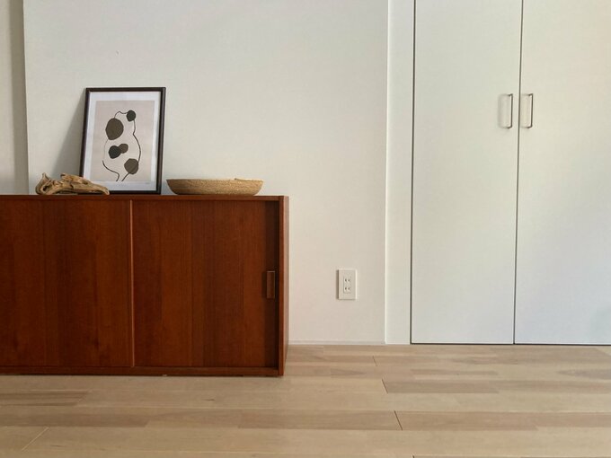 チークのサイドボードもバーチの床のおかげでなじんだ