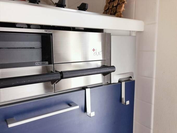 シンク下の扉板の外側にハンガー