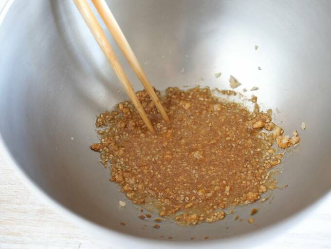 ボウルにニンニクなど