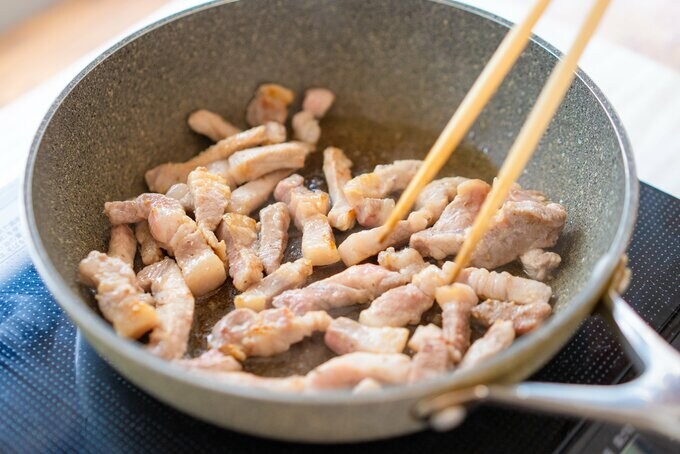 豚肉を炒める