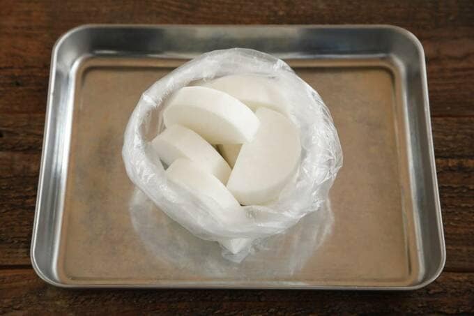 袋に入れた半月切りをした大根