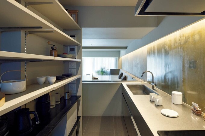 一直線に配した間接照明