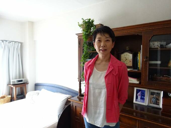 赤服女性
