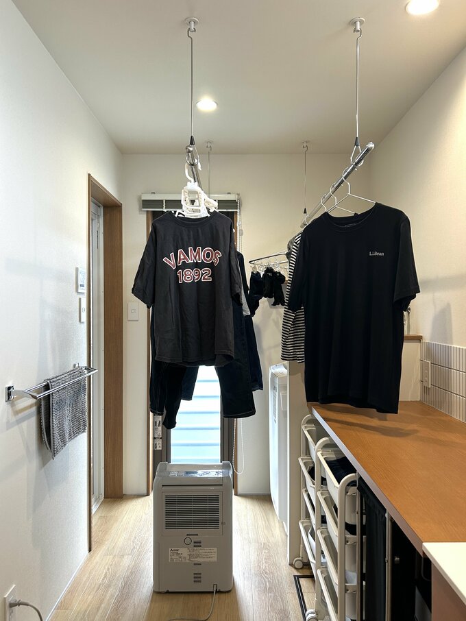 春から秋は除湿機で洗濯物を乾かします