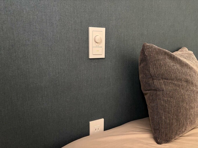 枕元に照明のスイッチを配置