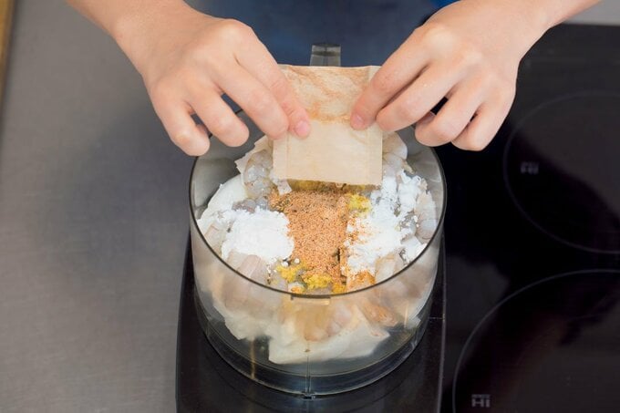 フードプロセッサーにだしパックを入れる様子