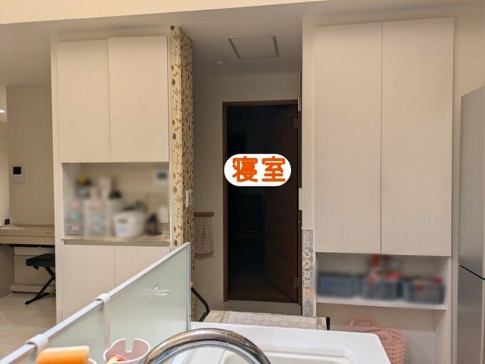 キッチンから寝室が見える