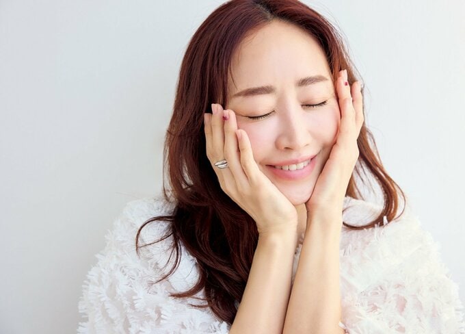 両手を頬にあてる神崎恵さん