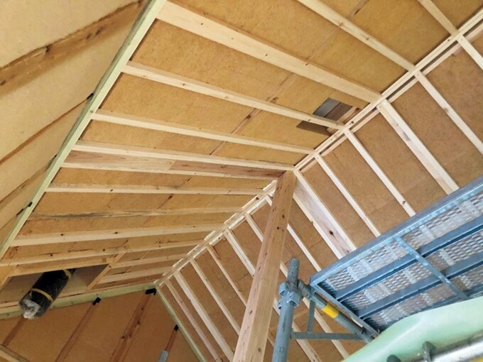 木材チップを圧縮している断熱材を入れた天井