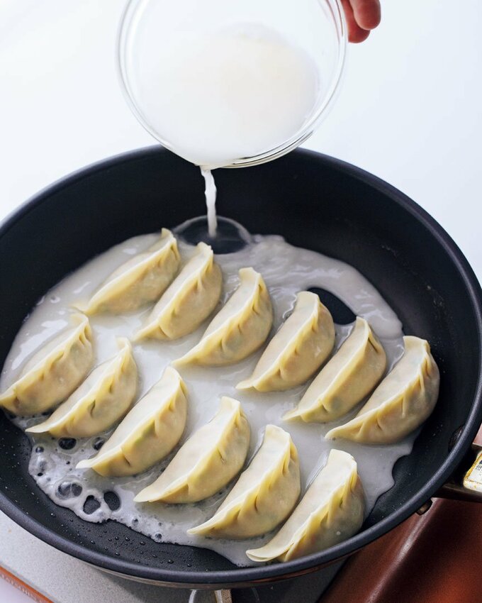 水溶き小麦粉を回し入れる