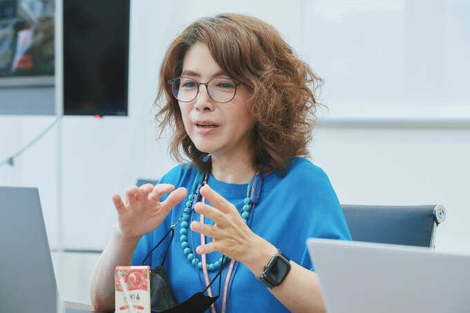 インタビューに答える女性