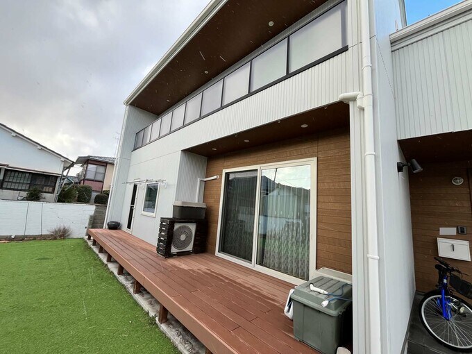 外観とウッドデッキ