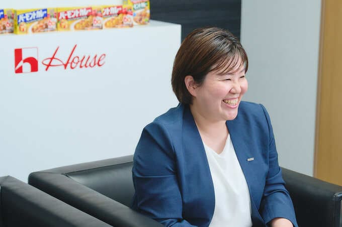 インタビューに答える女性