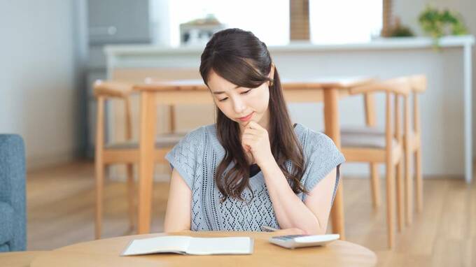 家計簿をつけている女性