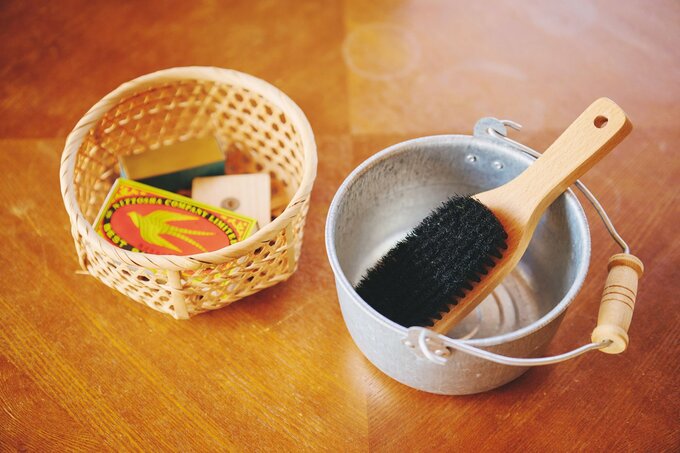 ブラシの入った小さいバケツとマッチなどが入ったカゴ