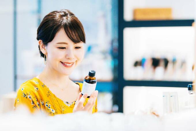 ビンを持つ女性