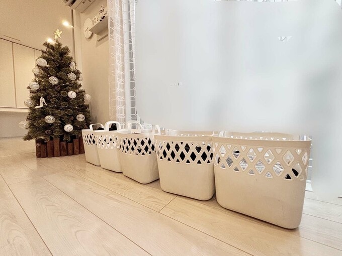 カゴに分けた家族の洗濯物