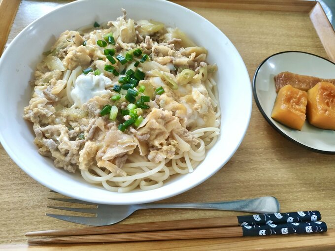 ひき肉と卵で親子丼風スパゲティ。カボチャの煮物を添えて栄養バランスよく