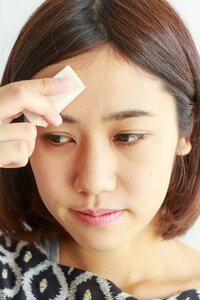 顔全体に塗り広げていく