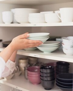 食器はすべてふき、棚にしまう