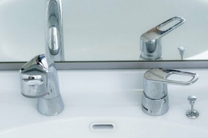「水道レバーは右側に」「窓からの熱を遮断」…ラク&効果バツグンな「水道・光熱費」節約テク6つ