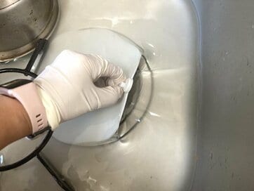 便利すぎるスリーコインズの「排水口のフタ」。簡単につけおきできて、省スペース