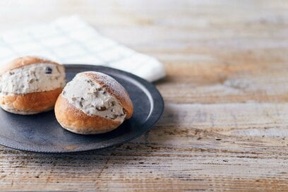 人気のマリトッツォをロールパンで簡単に。甘栗入りのうっとり大人味