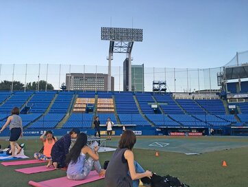 【フリーイベント】神宮スタジアムで夜ヨガ体験。星空を見ながらが気持ちいい！