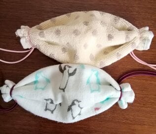 ハンカチでつくる子ども用の簡易マスク。材料2つで縫わずに完成